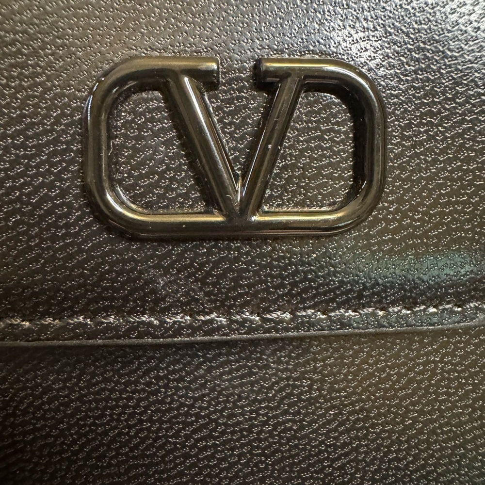 ❣️Buyer Appreciation❣️READ👇 Valentino Sunglasses w/ Crossbody Bag MSRP $799 - Picture 6 of 16